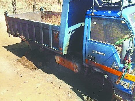 Set fire to the school campus construction dumper